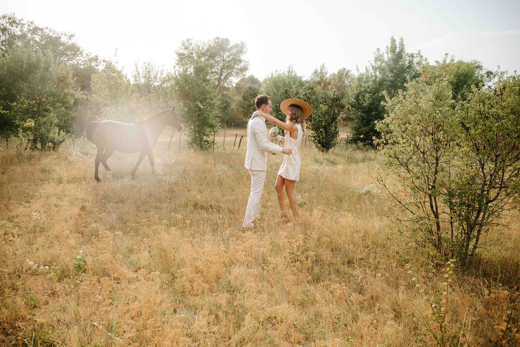 Mariage grandiose au Château de Puech Haut, porté par une énergie festive et une mise en scène spectaculaire.