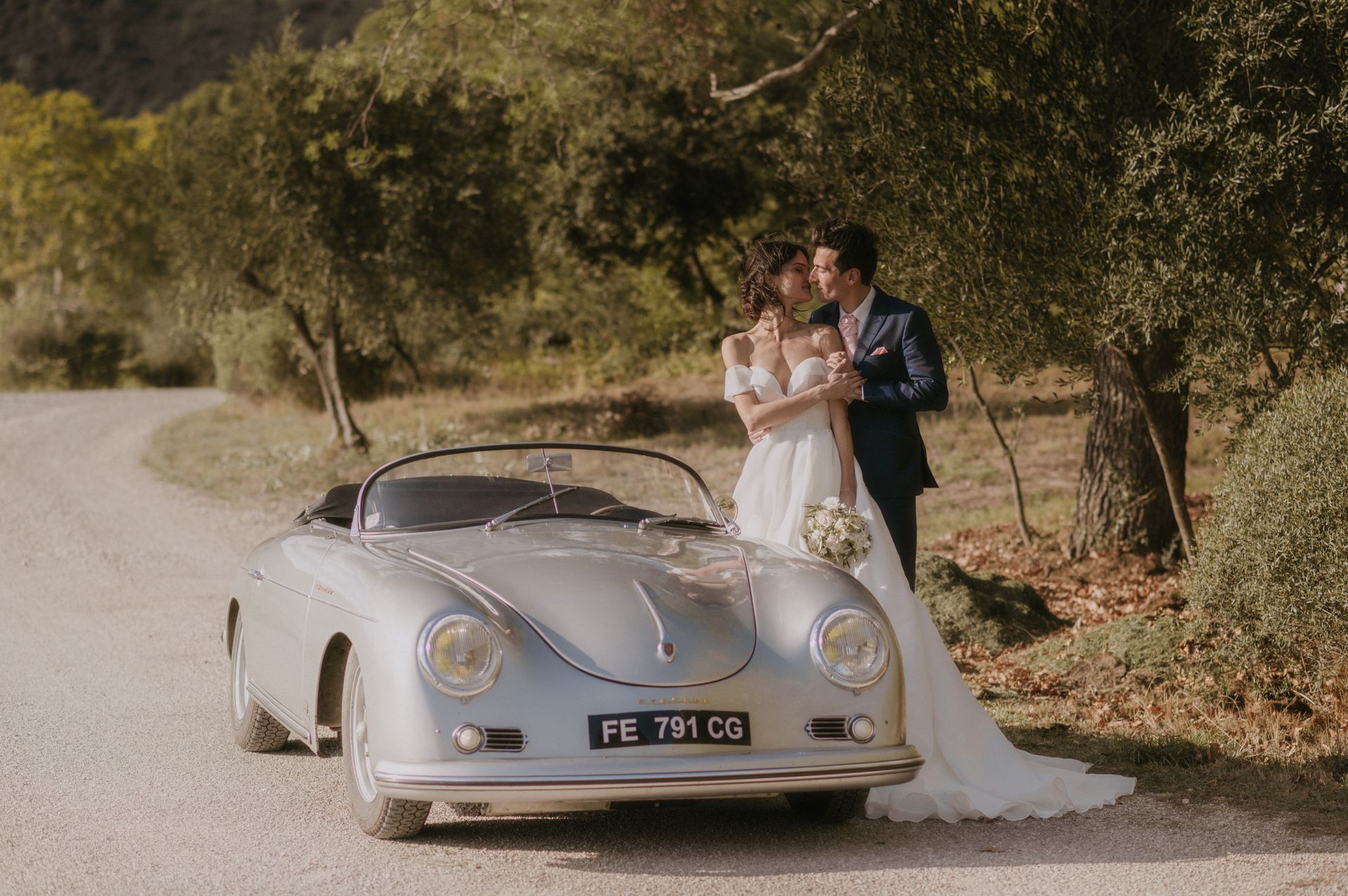 Mariage élégant au Château de Malmont, entre raffinement, lumière et atmosphère provençale.